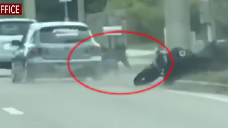 Αναβάτης ανταλλάσει… γαλλικά με οδηγό αυτοκινήτου και αυτός τον εμβολίζει